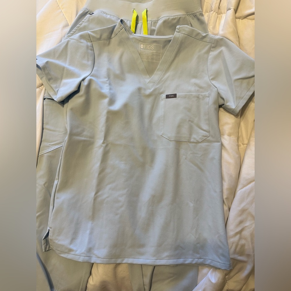 SOLD Figs “Open Skies” Scrub Top